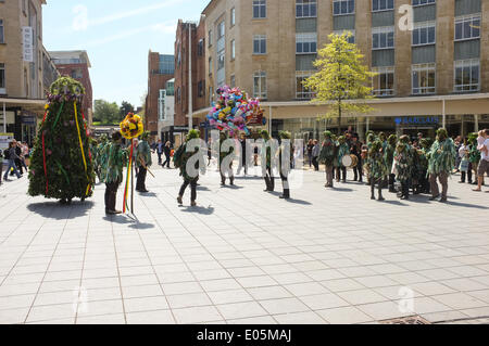 Bristol, Regno Unito. Il 3 maggio 2014. Morris ballare con un uomo di colore verde in Broadmead, Bristol celebra la venuta di Estate Credit: Rob Hawkins/Alamy Live News Foto Stock