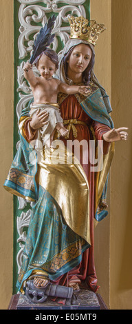 TRNAVA, Slovacchia - 3 Marzo 2014: scolpita la statua della Madonna sulla Pace nella chiesa dei Gesuiti da 19. cento. Foto Stock
