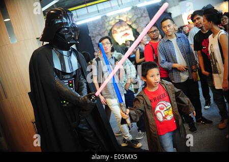 Jakarta, Indonesia. Il 3 maggio, 2014. Fan vestiti come film Star Wars caratteri pongono durante la Star Wars weekend a Jakarta, Indonesia, 3 maggio 2014. Credito: Zulkarnain/Xinhua/Alamy Live News Foto Stock