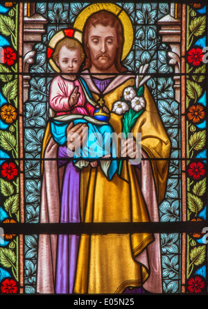 TRNAVA, Slovacchia - 3 Marzo 2014: San Giuseppe da vetro di finestra di st. Helen chiesa da 19. cento. Foto Stock
