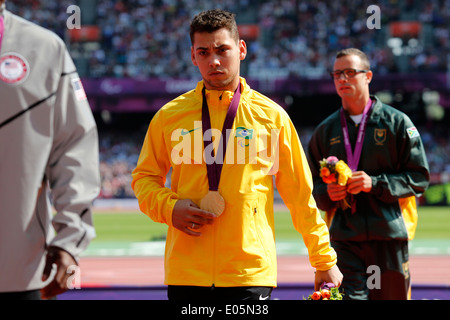 Oscar Pistorius del Sud Africa medaglia d argento (L) e Alan Fonteles Cardoso Oliveira del Brasile medaglia d'oro Foto Stock