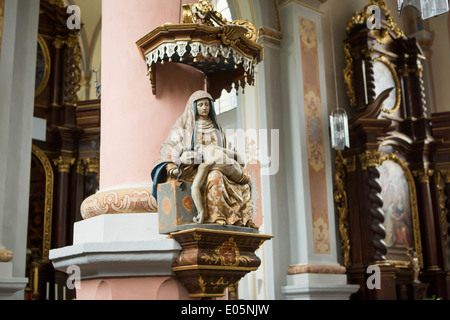 Interno del Saint Joseph della cattolica Chiesa Parrocchiale presso il villaggio storico di Beilstein. Scultura di Maria e Gesù. Foto Stock