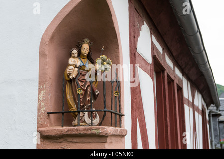 Piccola statua di Maria e di Gesù nella città di Beilstein lungo la Mosella in Germania Foto Stock