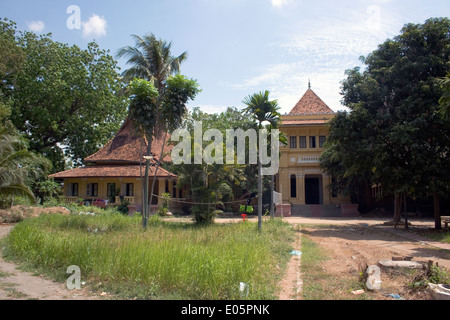 L'Hotel abbandonato Renakse sorge nella luce del sole di mattina a in Phnom Penh Cambogia. Foto Stock