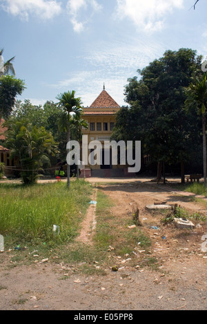 L'Hotel abbandonato Renakse sorge nella luce del sole di mattina a in Phnom Penh Cambogia. Foto Stock