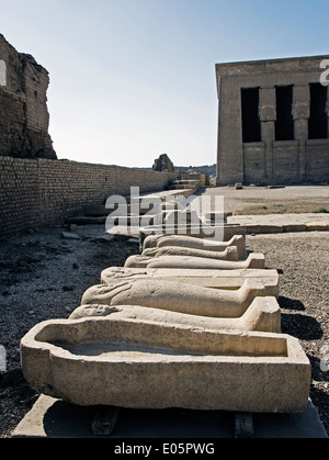 L'Egitto,Dendera,tempio tolemaico di una dea Hathor.alcuni sarcofagi in pietra nel cortile Foto Stock