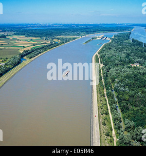 Vista aerea del Grand Canal d'Alsace canalizzazione del fiume Reno e Gerstheim centrale idroelettrica e diga Alsace Francia Foto Stock