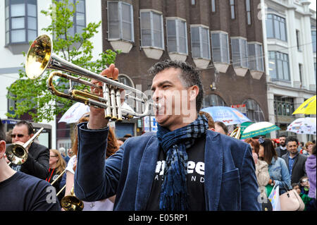 Derry, Londonderry, Irlanda del Nord. Il 3 maggio2014. Seconda linea Jazz Parade. Joep Habraken da olandesi Jaydee brass band a suonare la tromba in stile New Orleans seconda linea jazz street possesso durante il Derry Jazz Festival weekend. Credito: George Sweeney/Alamy Live News Foto Stock