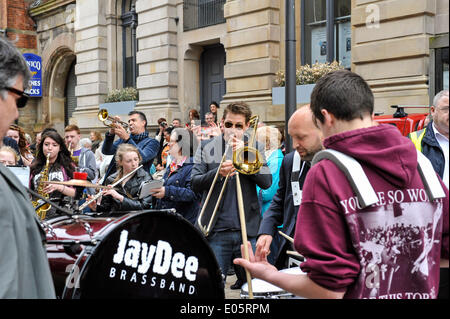 Derry, Londonderry, Irlanda del Nord. Il 3 maggio2014. Seconda linea Jazz Parade. Pepijin Zoon da olandesi Jaydee brass band che suona la tromba in stile New Orleans seconda linea jazz street possesso durante il Derry Jazz Festival weekend. Credito: George Sweeney/Alamy Live News Foto Stock