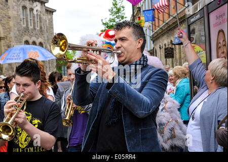 Derry, Londonderry, Irlanda del Nord. Il 3 maggio2014. Seconda linea Jazz Parade. Joep Habraken da olandesi Jaydee brass band a suonare la tromba in stile New Orleans seconda linea jazz street possesso durante il Derry Jazz Festival weekend. Credito: George Sweeney/Alamy Live News Foto Stock