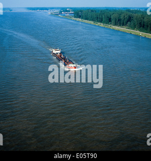 Vista aerea di una chiatta la navigazione sul fiume Reno Alsace Francia Foto Stock