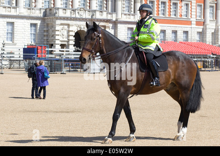 Montato funzionario di polizia a piedi nella sfilata delle Guardie a Cavallo di Londra Foto Stock