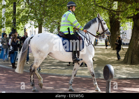 Montato funzionario di polizia a piedi il centro commerciale Mall London Foto Stock