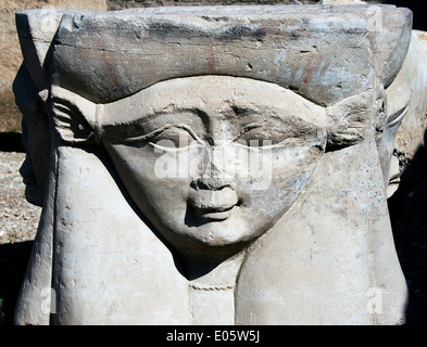 L'Egitto,Dendera,tempio tolemaico della dea Hathor.La testa in pietra della dea. Foto Stock