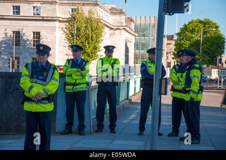 Polizia irlandese a una dimostrazione in Cork City Garda Siochana Gardai o Guardia Civica Foto Stock