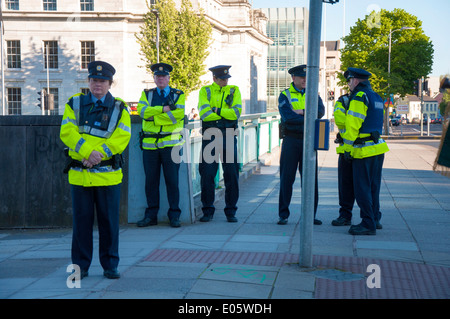 Polizia irlandese a una dimostrazione in Cork City Garda Siochana Gardai o Guardia Civica Foto Stock