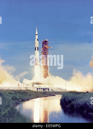 Saturn V lanciò l'Apollo 15, la quarta missione di atterraggio con equipaggio sulla Luna, trasportando astronauti e attrezzature scientifiche per esplorare la superficie lunare e condurre operazioni di ricerca. Foto Stock