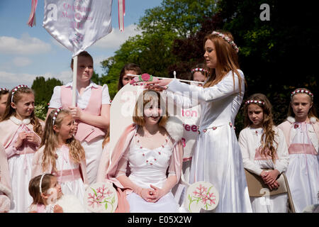 Orpington Kent, Regno Unito. Il 3 maggio 2014. Orpington May Queen Carol Hussey fu incoronato nel priorato Garadens Credito: Keith Larby/Alamy Live News Foto Stock