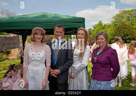 Orpington Kent, Regno Unito. Il 3 maggio 2014. Orpington May Queen Carol Hussey con il sindaco e il Sindaco di Bromley oggi in Priory Gardens Credito: Keith Larby/Alamy Live News Foto Stock