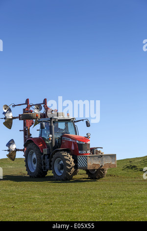 Massey Ferguson trattore 7624 con un Scanstone quattro letto corposo ex montato Foto Stock