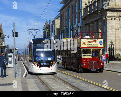 Edinburgh tram e una vendemmia a sommità aperta bus turistico dal St Andrew Square stop Foto Stock