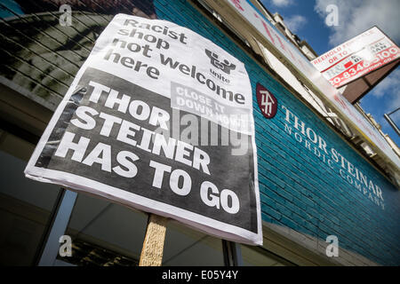 North Finchley, Londra, Regno Unito. Il 3 maggio 2014. Thor Steinar di estrema destra protesta negozio da anti-fascisti nel nord di Londra Credito: Guy Corbishley/Alamy Live News Foto Stock