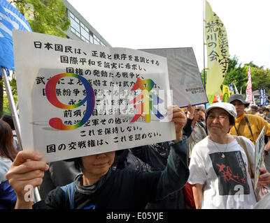 Il 3 maggio 2014, Tokyo, Giappone - Pro-costituzione dimostranti marzo lungo le strade di Tokyo a seguito di un rally per contrastare il crescente clima di rivedere la guerra-rinunciando alla carta il Sabato, 3 maggio 2013. Circa 3.700 persone hanno preso parte al rally e dimostrazione come il Giappone osservato il sessantasettesimo anniversario della sua costituzione del dopoguerra. (Foto di Natsuki Sakai/AFLO) AYF -mis- Foto Stock