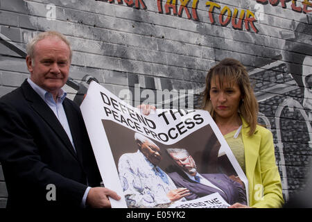 Divis Street, Belfast, Irlanda del Nord, Regno Unito. Il 3 maggio 2014. Martin McGuinness e Martina Anderson tenere un 'Defends il processo di pace' banner al nuovo murale su Divis Street, Belfast, contro il perdurare della detenzione di onorevole Adams Credito: Bonzo Alamy/Live News Foto Stock