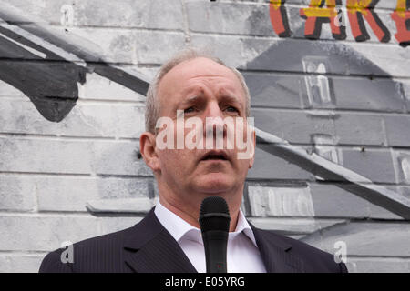 Divis Street, Belfast, Irlanda del Nord, Regno Unito. Il 3 maggio 2014. Bobby Storey risolve la folla raccolta si sono riuniti presso il nuovo murale su Divis Street, Belfast, contro il perdurare della detenzione di onorevole Adams Credito: Bonzo Alamy/Live News Foto Stock