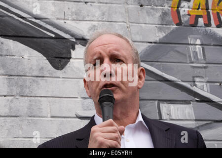 Divis Street, Belfast, Irlanda del Nord, Regno Unito. Il 3 maggio 2014. Bobby Storey risolve la folla si sono riuniti presso il nuovo murale su Divis Street, Belfast, contro il perdurare della detenzione di onorevole Adams Credito: Bonzo Alamy/Live News Foto Stock