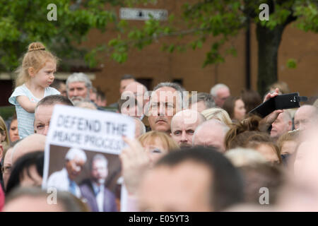 Divis Street, Belfast, Irlanda del Nord, Regno Unito. Il 3 Maggio 2014.Seanna Walsh nella folla si sono riuniti presso il nuovo murale su Divis Street, Belfast, contro il perdurare della detenzione di onorevole Adams Credito: Bonzo Alamy/Live News Foto Stock