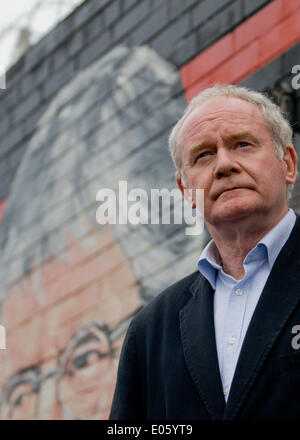 Divis Street, Belfast, Irlanda del Nord, Regno Unito. Il 3 maggio 2014. Martin McGuinness presso il nuovo murale su Divis Street, Belfast, contro il perdurare della detenzione di onorevole Adams Credito: Bonzo Alamy/Live News Foto Stock