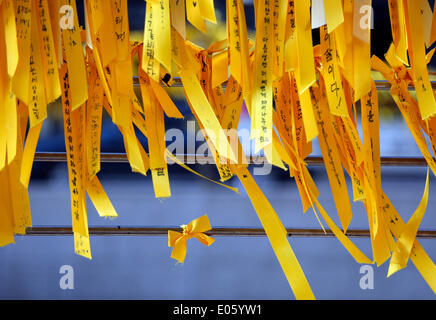 Seoul, Corea del Sud. Il 3 maggio 2014. Nastri di colore giallo sono appesi al Cheonggye plaza, Seoul, Corea del Sud, sabato 3 maggio 2014. Le persone hanno scritto le loro richieste per il ritorno delle persone scomparse dopo l'Sewol traghetto fu affondata nelle acque al largo del sud-ovest di isola Jindo on April 16, 2014. Credito: Jaewon Lee/Alamy Live News Foto Stock