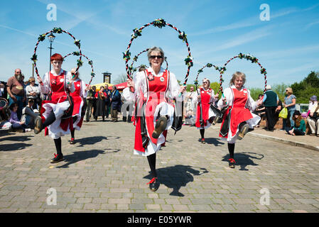 Upton su Severn, Worcestershire, Regno Unito. Il 3 maggio 2014 ballerini folk di intrattenere la gente in una bella giornata di sole. Femmina ballerini morris in Upton su Severn, Worcestershire, Regno Unito. Credito: Robert Convery/Alamy Live News Foto Stock