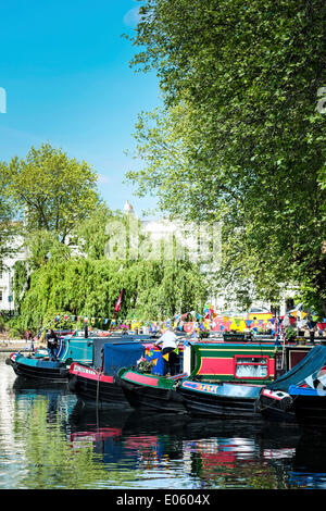 La piccola Venezia, Londra, Regno Unito. Il 3 maggio 2014. L annuale Canalway cavalcata alla festa organizzata dalle vie navigabili associazione, si svolge oltre il giorno di maggio Week-end di vacanza a Little Venice, Paddington, Londra. Oltre 100 colorato canal barche sono presenti a questo evento tradizionale. Fotografo: Gordon Scammell/Alamy Live News Foto Stock