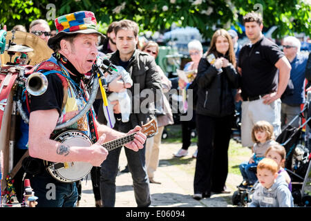 Little Venice, Londra, Regno Unito. 3 maggio 2014. Chucklefoot One Man Band intrattiene la folla durante la celebrazione annuale di Canalway Cavalcade. Il festival è organizzato dalla Inland Waterways Association e si svolge durante il week-end di vacanze del giorno di maggio a Little Venice, Paddington, Londra. Oltre 100 colorate barche sul canale sono presenti a questo evento tradizionale. Fotografo: Gordon Scammell/Alamy Live News Foto Stock