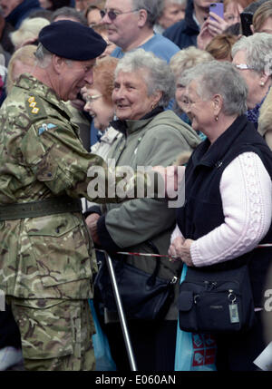 Ayr, Scotland, Regno Unito. Il 3 maggio 2014. Il principe Charles visite Ayr per prendere la salute dell'Ayrshire Yeomanry alla loro libertà di Ayr sfilata che ha avuto luogo a giorno. Credito: Maurice Morwood/Alamy Live News Foto Stock