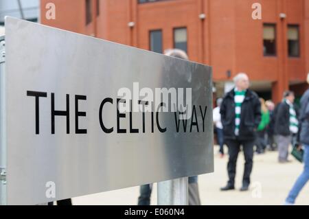 Glasgow, Scotland, Regno Unito. Il 3 maggio 2014. Celtic FC, celtica ventole sul modo celtico. Appassionati di musica celtica di provare il nuovo marciapiede fino allo stadio che è stato aperto ufficialmente oggi dal passato Celtic capitano Billy McNeil. Foto Stock