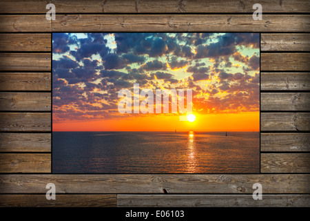 Vista attraverso una finestra aperta sul bellissimo paesaggio marino. Foto Stock
