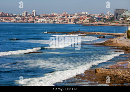 Costa dell'Oceano Atlantico in Cascais ed Estoril, resort città in Portogallo, nei pressi di Lisbona. Foto Stock