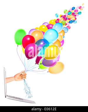 A mano in legno con palloncini e portatile su uno sfondo bianco Foto Stock