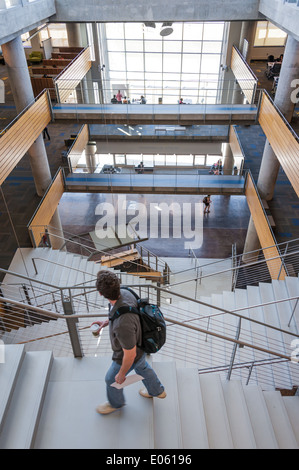 Vista interna del Clough Undergraduate Learning Commons, un punto di incontro sul campus della Georgia Tech di Atlanta, Georgia. Foto Stock