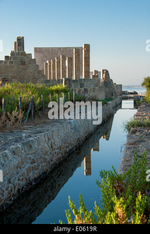 Rovine di un vecchio impianto per la pesca del tonno e per l'elaborazione all'alba con la riflessione sul mare ancora nella riserva naturale di Vendicari Sicilia Foto Stock