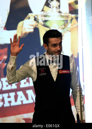 03.05.2014 - Mark Selby in azione contro Neil Robertson al 2014 Dafabet World Snooker Championship semi finale, sessioni finali (migliore di 33 fotogrammi riprodotti più di 4 sessioni), Crucible Theatre, Sheffield, Yorkshire, Inghilterra. Foto Stock