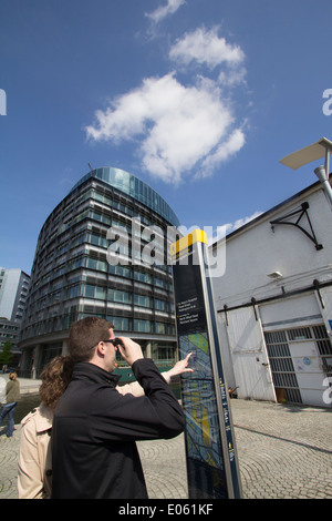 Turisti che controllano le indicazioni a Paddington Basin, Londra, Regno Unito – visitatori nel moderno quartiere sul litorale della capitale Foto Stock