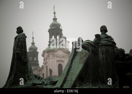 Chiesa di San Nicola e la Jan Hus statua a Piazza della Città Vecchia - Praga, Repubblica Ceca Foto Stock