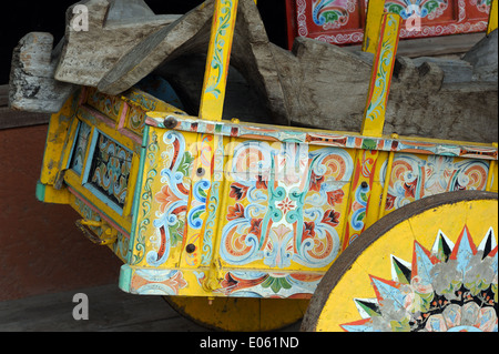 Solida ruota in legno di un tradizionale Costa Rican decorate ox cart, carreta. Th Foto Stock