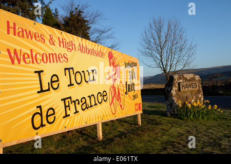 Hawes nel North Yorkshire si prepara per il Grand Départ 2014, segnando il percorso con un colore giallo biciclette e banner. Foto Stock