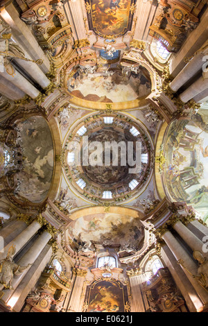 Interno della chiesa di San Nicola che mostra il trompe-l'Oeil tecnica - Praga, Repubblica Ceca. Foto Stock