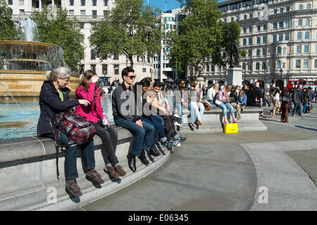 Trafalgar Square Londra Regno Unito il 3 maggio 2014 turistico in Trafalgar Square godendo il sole primaverile. Foto Stock